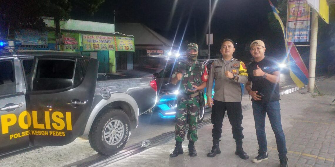 Dalam upaya menjaga keamanan dan ketertiban masyarakat (Kamtibmas) di Desa Sasagaran, Bhabinkamtibmas melakukan kegiatan sambang dan silaturahmi dengan warga setempat.