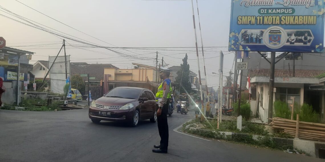 Polsek Warudoyong Kepada Masyarakat Yang Akan Melaksanakan Aktifitas Di Pagi Hari Guna Memberikan Kelancaran Bagi Pengguna Jalan
