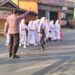 Wujud Kepedulian, Polisi Bantu Anak-Anak Sekolah Menyeberang Jalan Pasca Masuk Sekolah