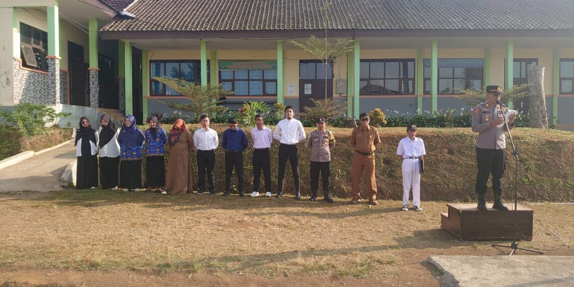 MENJADI PEMBINA UPACARA KAPOLSEK SUKABUMI MENYAMPAIKAN ARAHAN KAPOLRES SUKABUMI KOTA