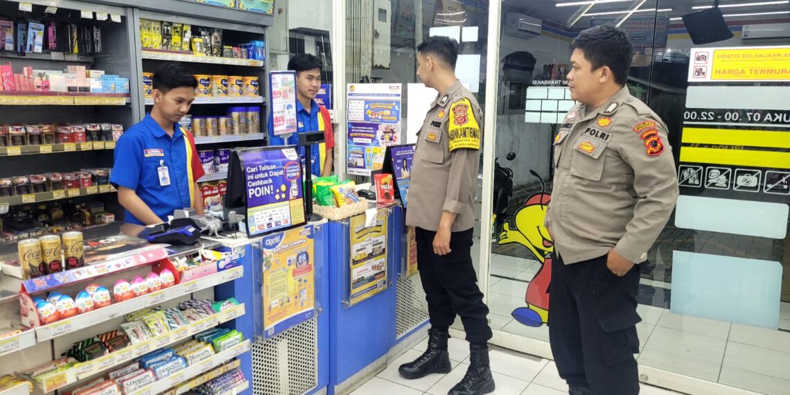 Polisi Polsek Sukalarang Laksanakan Patroli Malam Kontrol Minimarket Antisipasi Gangguan Kamtibmas