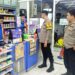 Polisi Polsek Sukalarang Laksanakan Patroli Malam Kontrol Minimarket Antisipasi Gangguan Kamtibmas