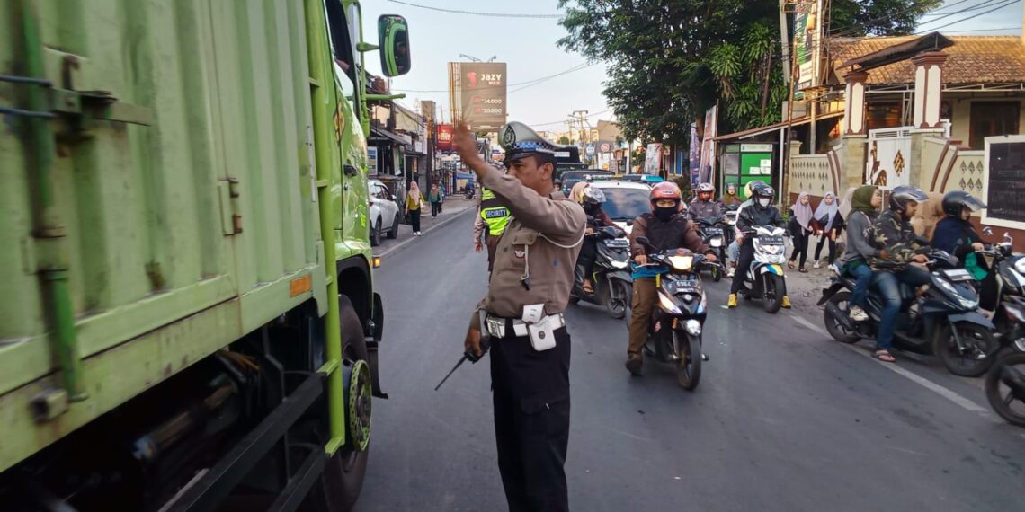 Antisipasi Kemacetan, polsek sukalarang Gelar Gatur Pagi Masuk Karyawan Pabrik