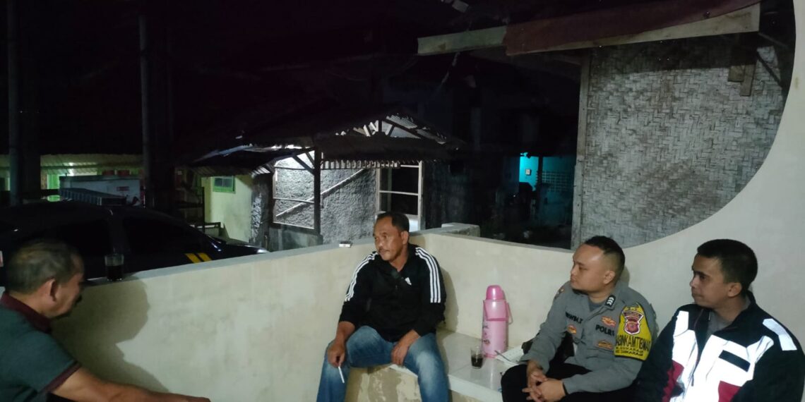Guna menciptakan situasi kewilayahan yang senantiasa aman dan kondusif, Bhabinkamtibmas Sukaraja Polsek Sukaraja bersama anggota unit Patroli Dialogis