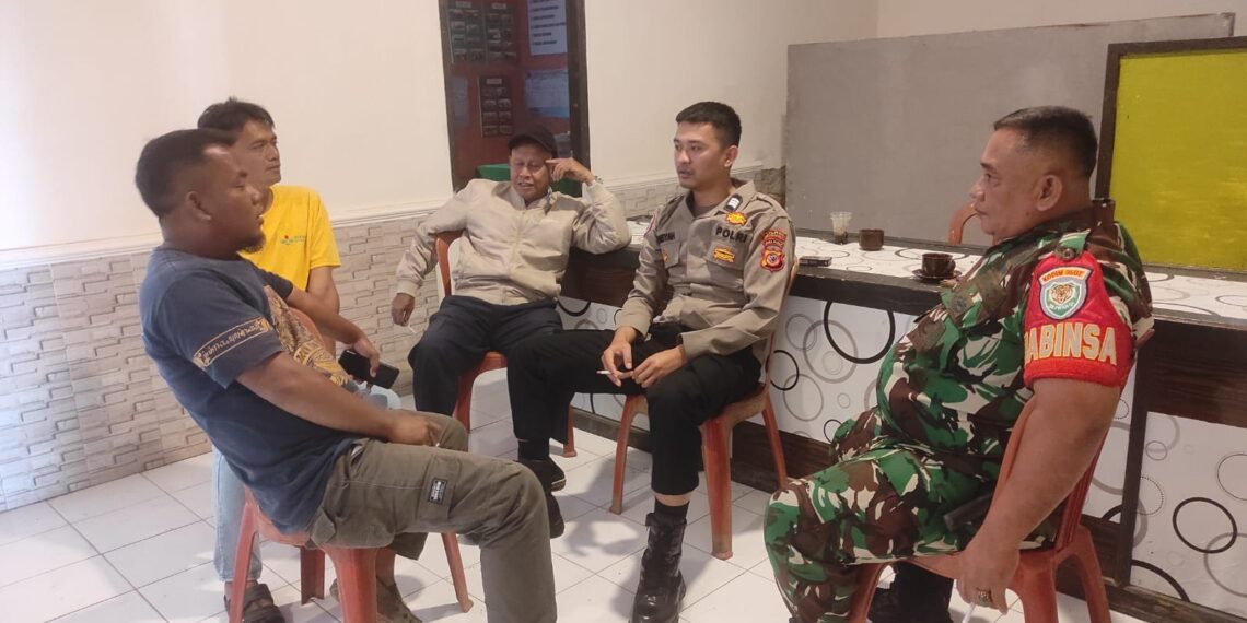 Sinergitas TNI – POLRI, Bhabinsa Bersama Bhabinkamtibmas Polsek Sukalarang Laksanakan Giat Sambang