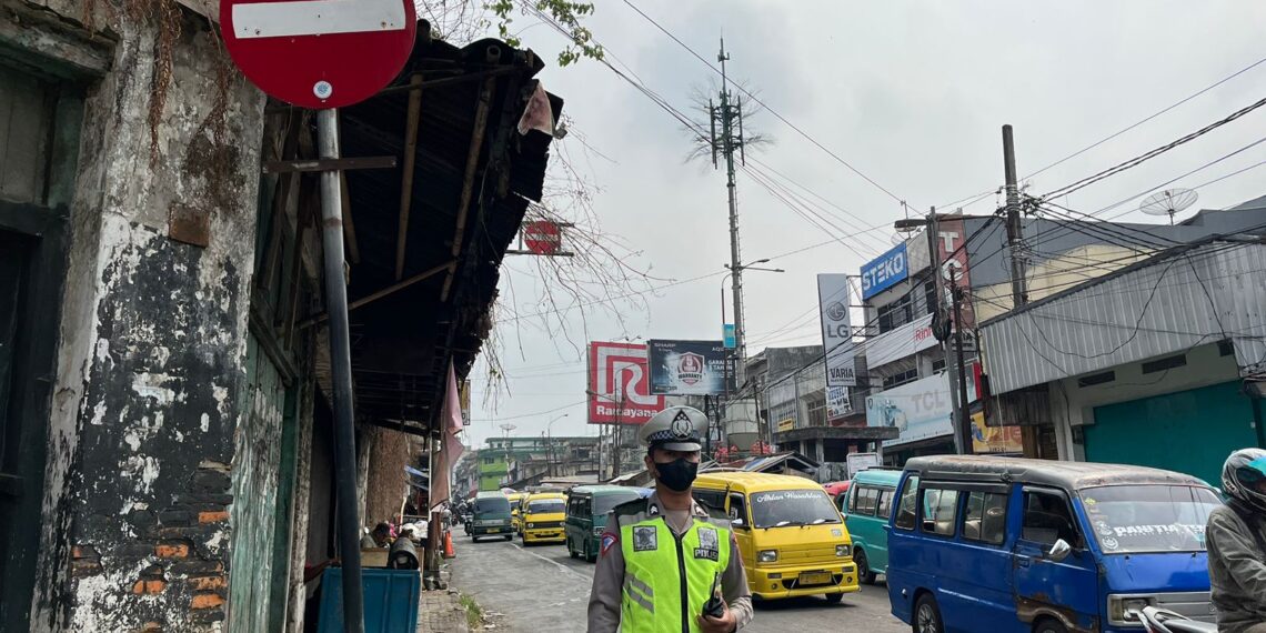Gatur Lalu Lintas Polsek Warudoyong Paska melintas Kereta Api Pangrango