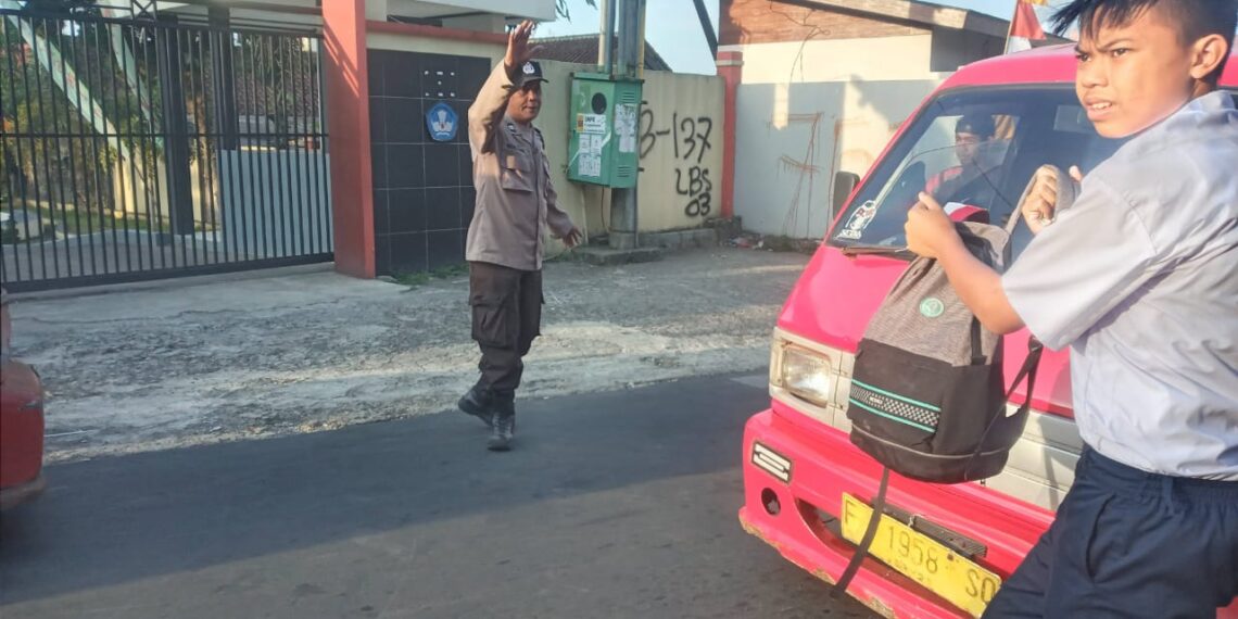 Personil Polsek kadudampit laksanakan gatur pagi beri Pelayanan terbaik Kepada Masyarakat