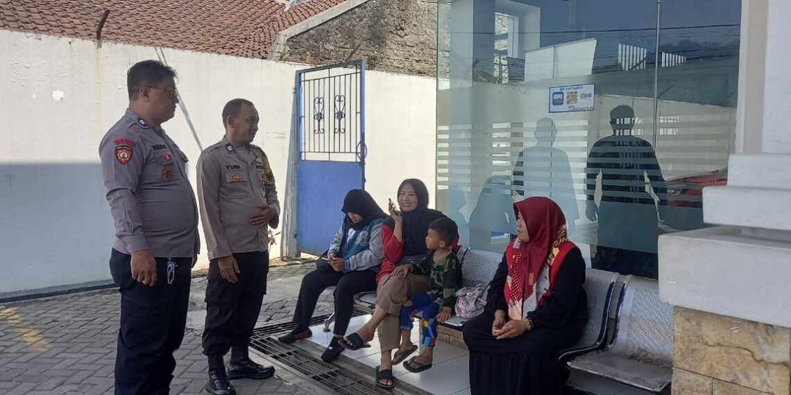 UNIT SAMAPTA POLSEK BAROS PATROLI DIALOGIS DENGAN WARGA DAN BERIKAN HIMBAUAN KAMTIBMAS