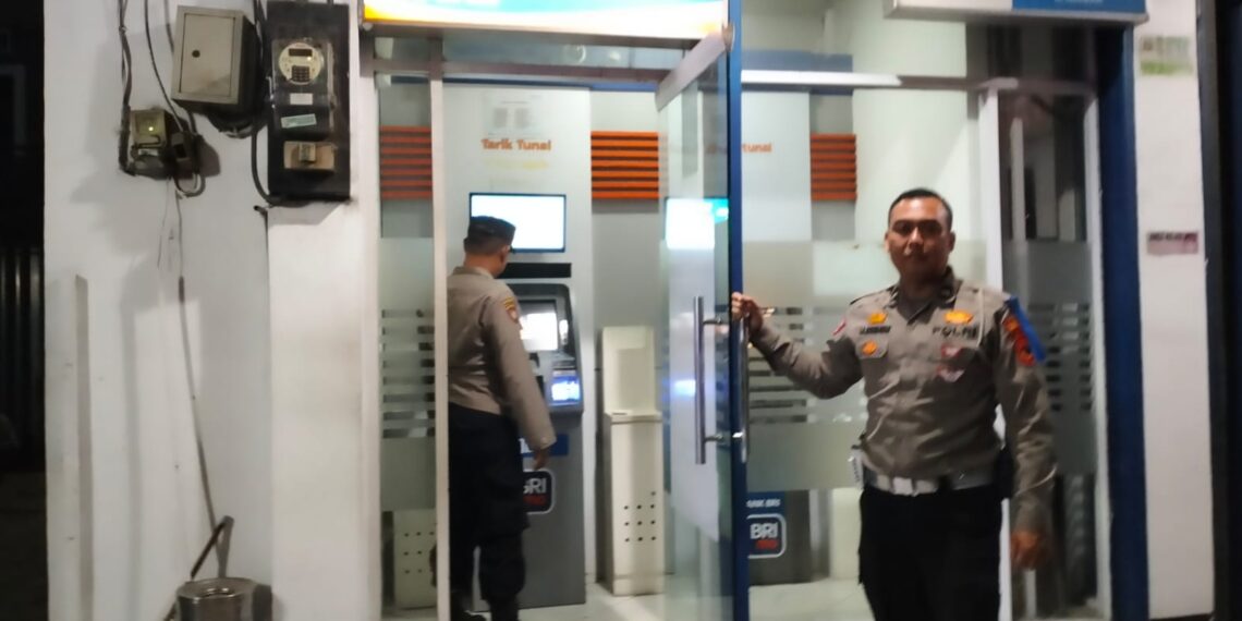 Polsek Sukalarang Patroli Malam Hari Kontrol ATM BRI Cegah Kejahatan Perbankan