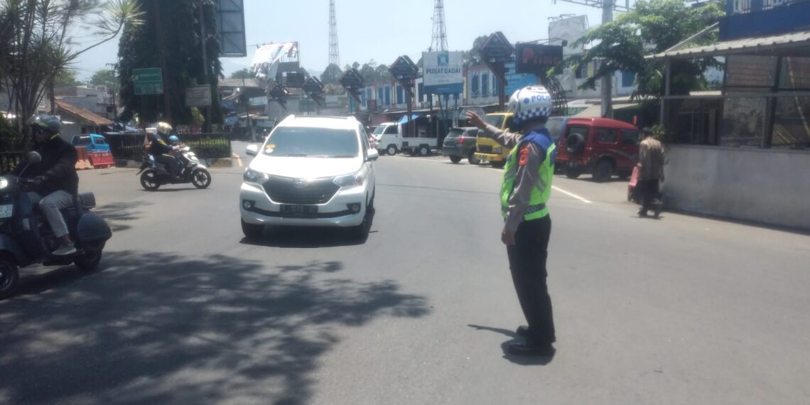 Personil Unit Lantas Polsek Sukaraja menggelar gatur siang, Guna mencegah kemacetan dan laka lantas