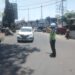 Personil Unit Lantas Polsek Sukaraja menggelar gatur siang, Guna mencegah kemacetan dan laka lantas