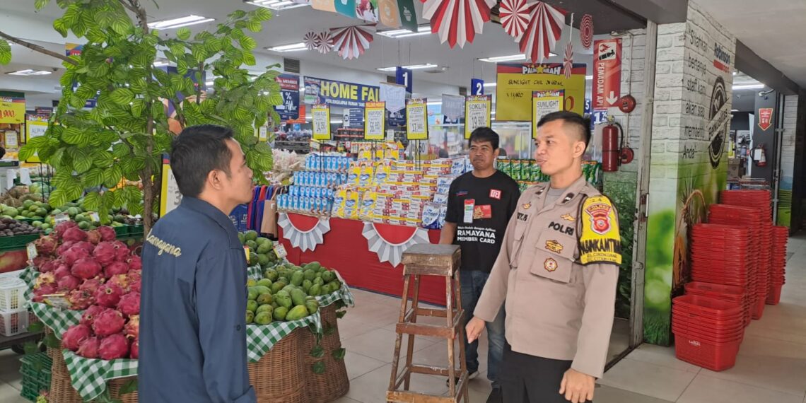 Guna menciptakan keamanan dan kondusif, Polsek Citamiang Patroli Dialogis dan Sambangi Security dan Karyawan Ramayana Dept Store Kota Sukabumi.