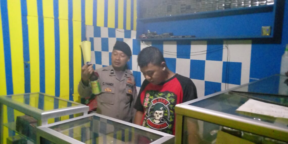 Cegah Peredaran Miras, Polisi Polsek Sukalarang Gencarkan Razia Miras Ke Kios – Kios Jamu