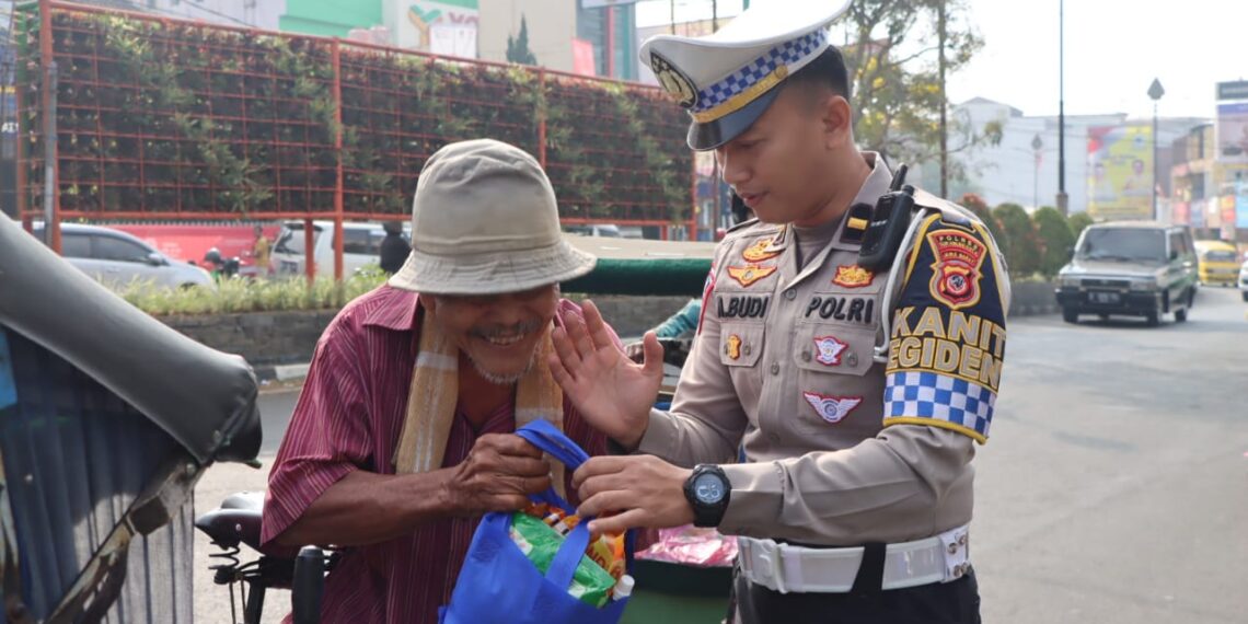 Jelang Hari Lalulintas Bhayangkara ke-68, Sat Lantas Polres Sukabumi Kota Salurkan Bansos