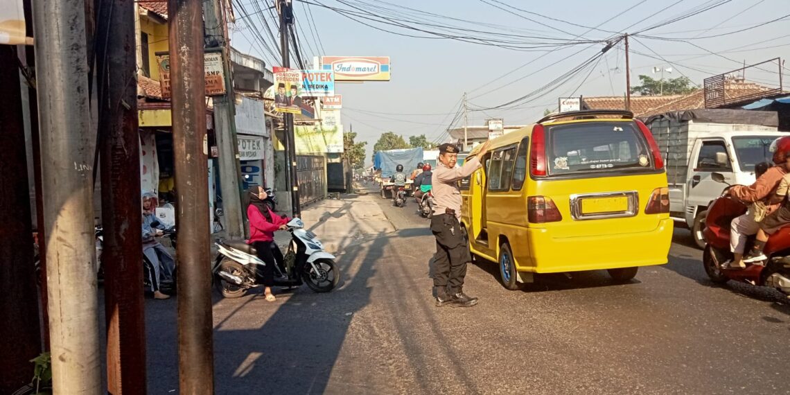 Polsek Lembursitu Gatur Lalu lintas pagi Guna Memberikan Kelancaran Bagi Pengguna Jalan