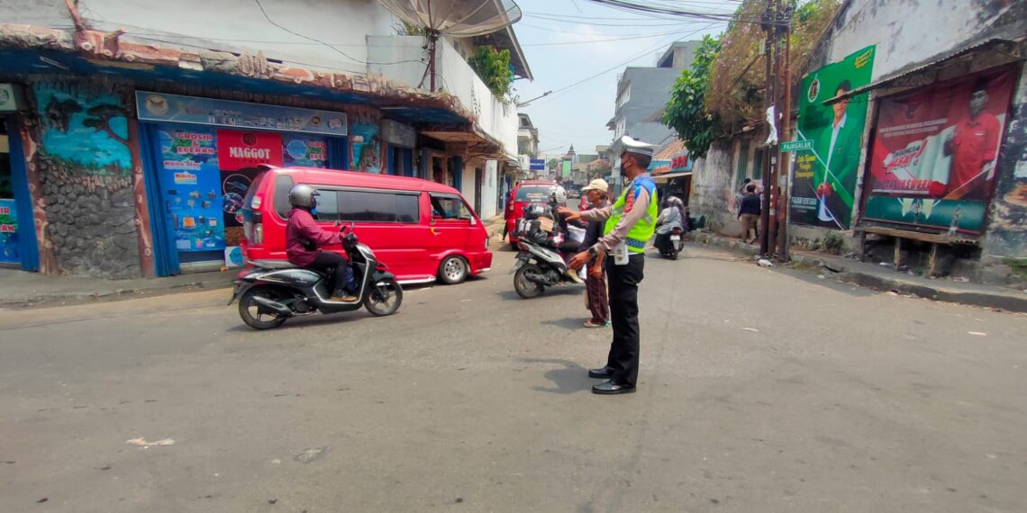 Gatur Lalu Lintas Polsek Warudoyong Paska melintas Kereta Api Pangrango