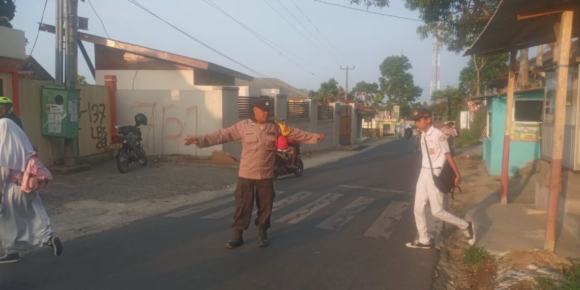 Anggota polsek kadudampit Gatur Lalu lintas pagi,Bentuk Pelayanan kepada Masyarakat guna terciptanya Kamseltibcar Lantas