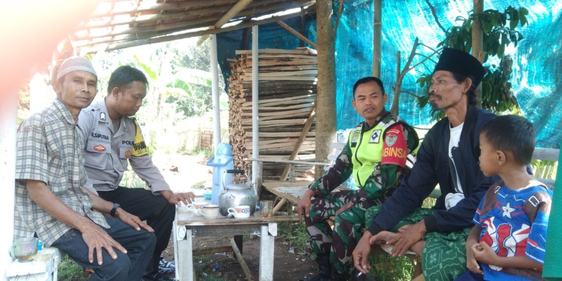Bhabinkamtibmas Bersinergi dengan Babinsa Sambangi Warga Untuk Tingkatkan Harkamtibmas