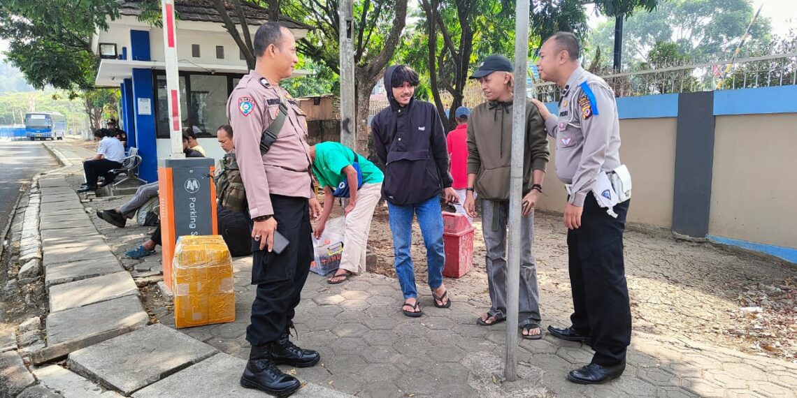 Unit Lantas Polsek Baros mengajak Masyarakat untuk menjadi Promotor Keselamatan berlalulintas Di Hari Ke-10 Operasi Zebra Lodaya 2023