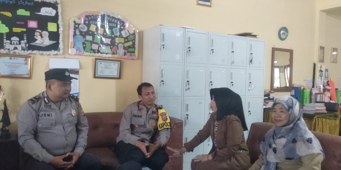 Kapolsek Gunungguruh Sambangi Sekolah SMPN 1 Gunungguruh Sampaikan Pesan Kamtibmas