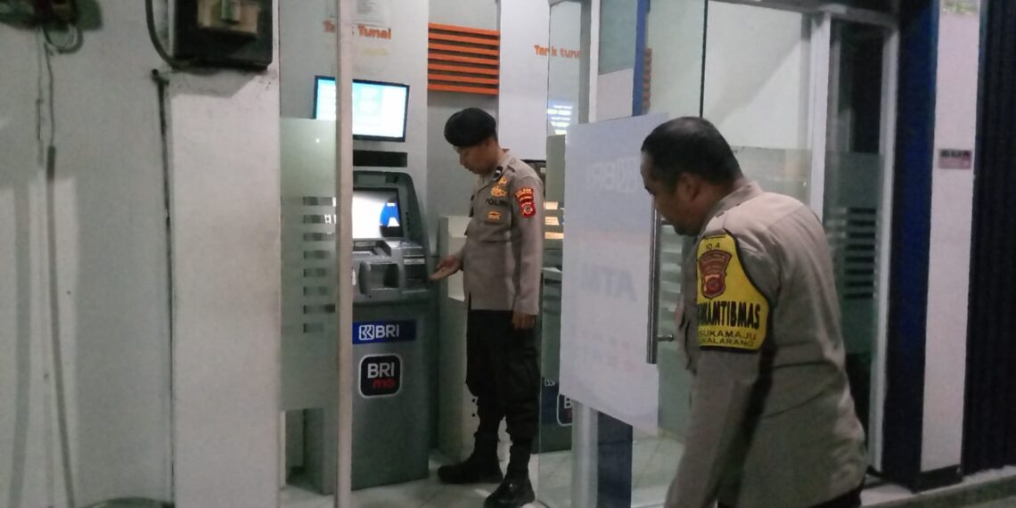 Cegah Kejahatan Perbankan, Polsek Sukalarang Patroli Malam Hari Kontrol ATM BRI