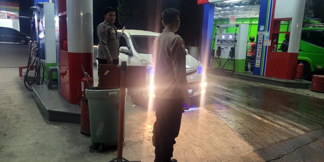 Polisi Polsek Sukalarang Melaksanakan Patroli  Malam Kontrol SPBU Antisipasi Gangguan Kamtibmas