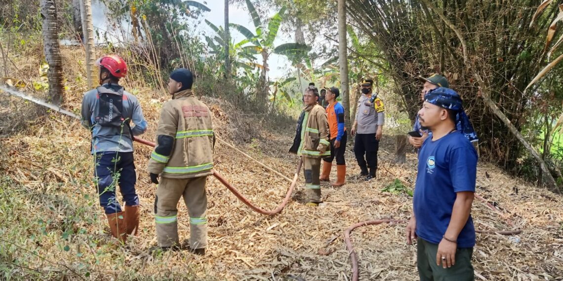 Membantu Memadamkan Api, Kapolsek Lembursitu dan Anggota Polsek Lembursitu, Babinsa