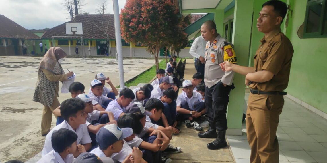 Kapolsek Kebon Pedes Memberikan Penyuluhan kepada Siswa SMP N 1 Kebon Pedes untuk Cegah Kenakalan Remaja dan Anak Sekolah