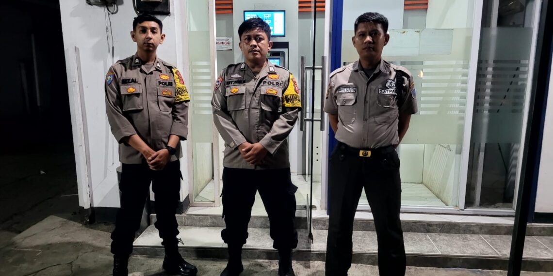 Cegah Kejahatan Perbankan, Polsek Sukalarang Laksanakan Patroli Dialogis Kontrol ATM BRI
