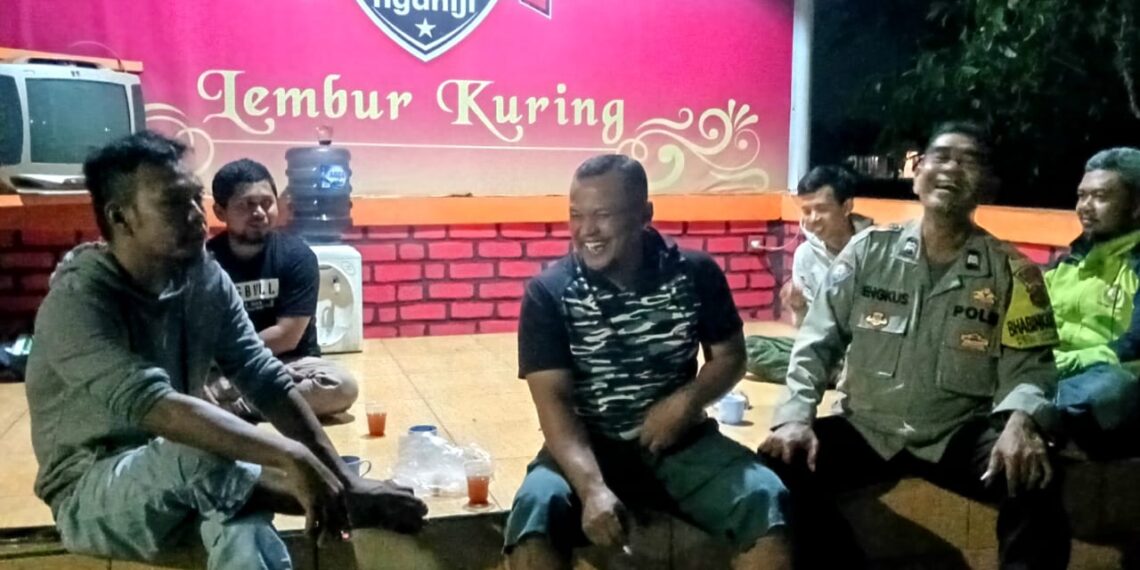 Bhabinkamtibmas Sambangi Petugas Ronda Malam