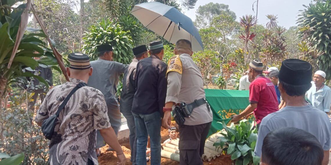 Bentuk Kepedulian Polri Bhabinkamtibmas Polsek Sukaraja Melayat ke Rumah Duka Alm. Momon