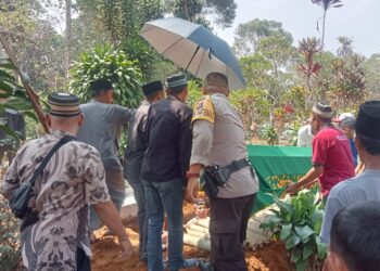 Bentuk Kepedulian Polri Bhabinkamtibmas Polsek Sukaraja Melayat ke Rumah Duka Alm. Momon