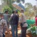 Bentuk Kepedulian Polri Bhabinkamtibmas Polsek Sukaraja Melayat ke Rumah Duka Alm. Momon