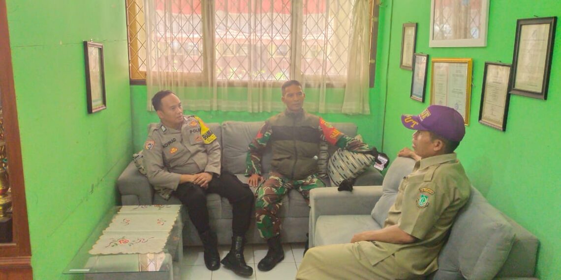 Bhabinkamtibmas bersama Babinsa    sambang dan Dialogis kepada Kepala Sekolah SD Nanggeleng.