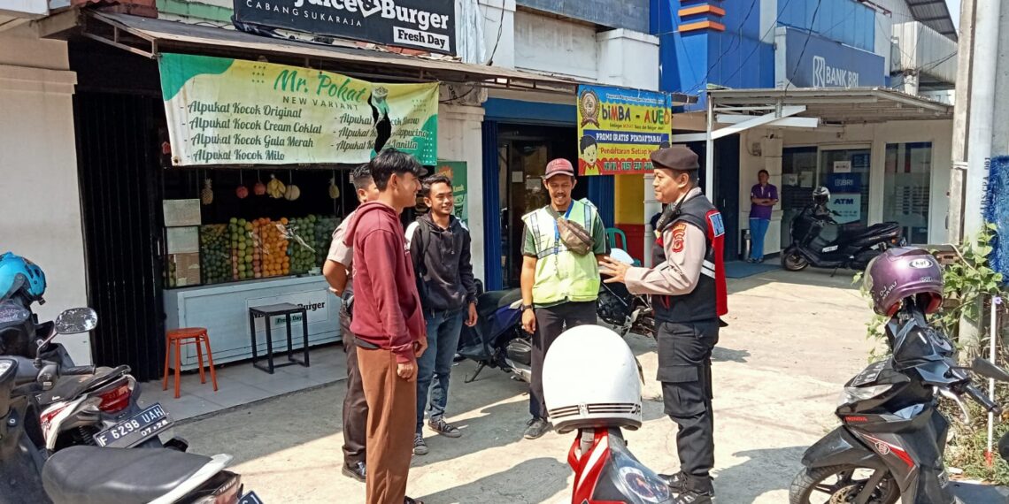 Anggota Samapta Polsek Lembursitu Patroli Dialogis dengan Satpam Bank