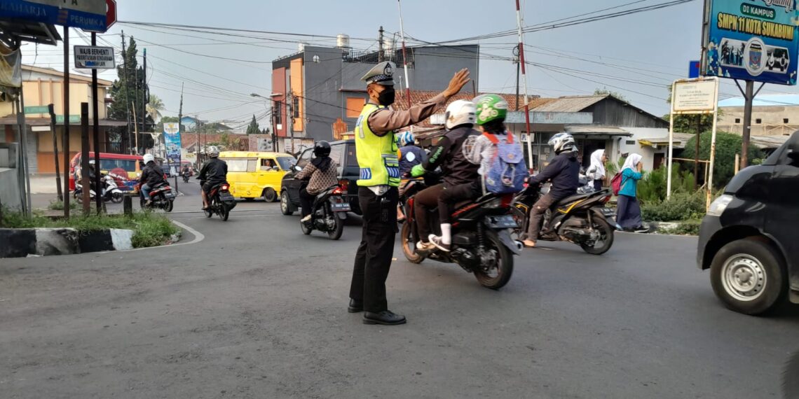 Polsek Warudoyong Gatur Lalin Pagi Bentuk Pelayanan kepada Masyarakat