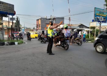Polsek Warudoyong Gatur Lalin Pagi Bentuk Pelayanan kepada Masyarakat