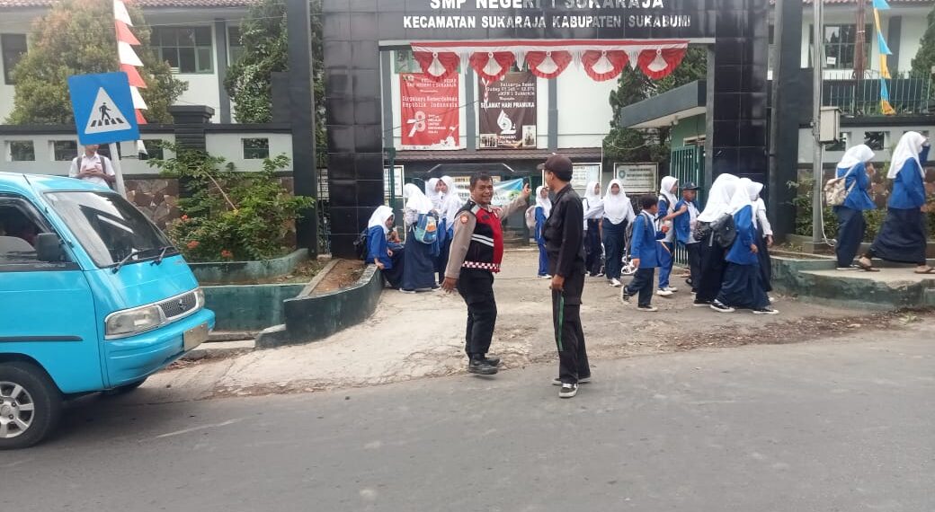 Anggota Polsek Sukaraja Polres Sukabumi Kota lakukan patroli siang dengan sasaran pelajar