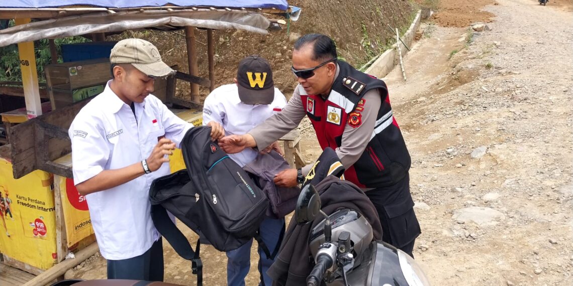 Antisipasi bubaran sekolah, Kanit samapta Polsek Kadudampit Berikan Himbauan kepada pelajar