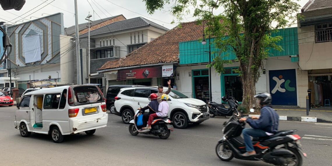 Personil Samapta Polsek Gunungpuyuh Rutin Lakukan Gatur Lalin