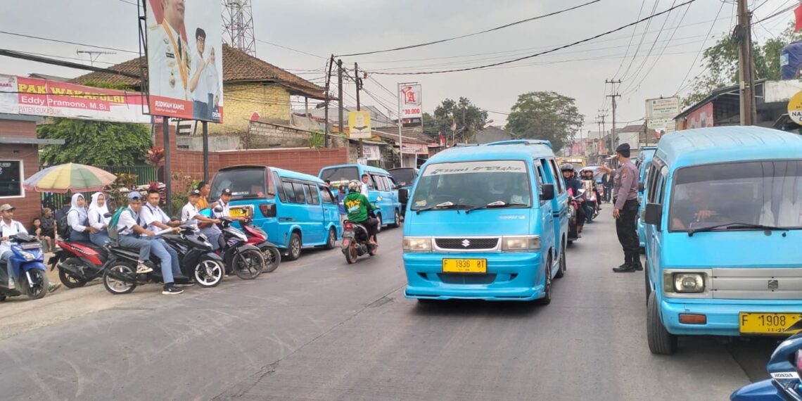 Wujud Kepedulian, Polisi Polsek Sukalarang Bantu Anak-Anak Sekolah Menyeberang Jalan Sepulang Sekolah