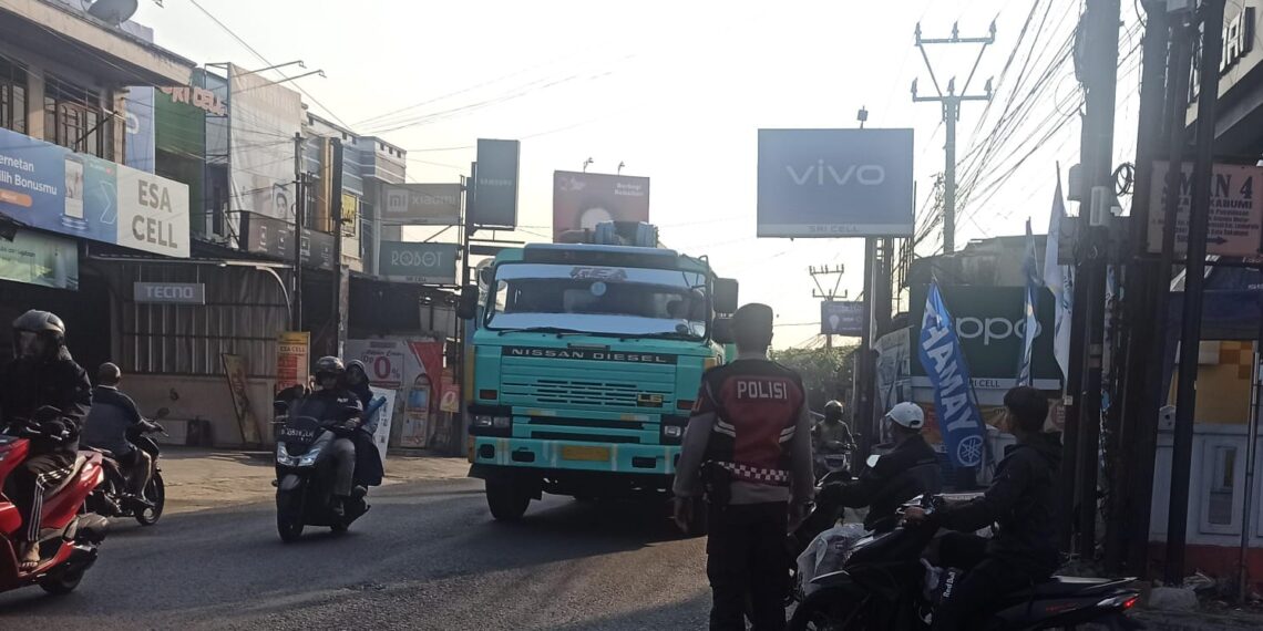 Berikan Pelayanan  Pengaturan  Lalu Lintas Dgn Humanis Kepada  Warga Masyarakat