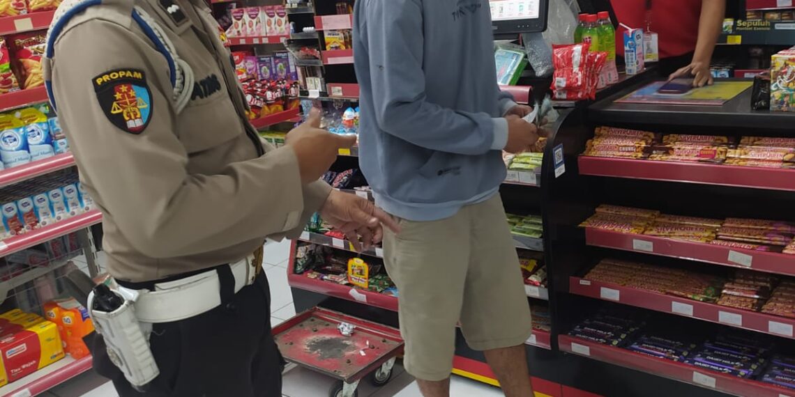 Anggota Polsek Sukalarang Laksanakan Patroli Dialogis Antisipasi Kerawanan Malam Kontrol Minimarket
