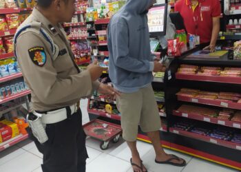 Anggota Polsek Sukalarang Laksanakan Patroli Dialogis Antisipasi Kerawanan Malam Kontrol Minimarket
