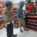 Anggota Polsek Sukalarang Laksanakan Patroli Dialogis Antisipasi Kerawanan Malam Kontrol Minimarket