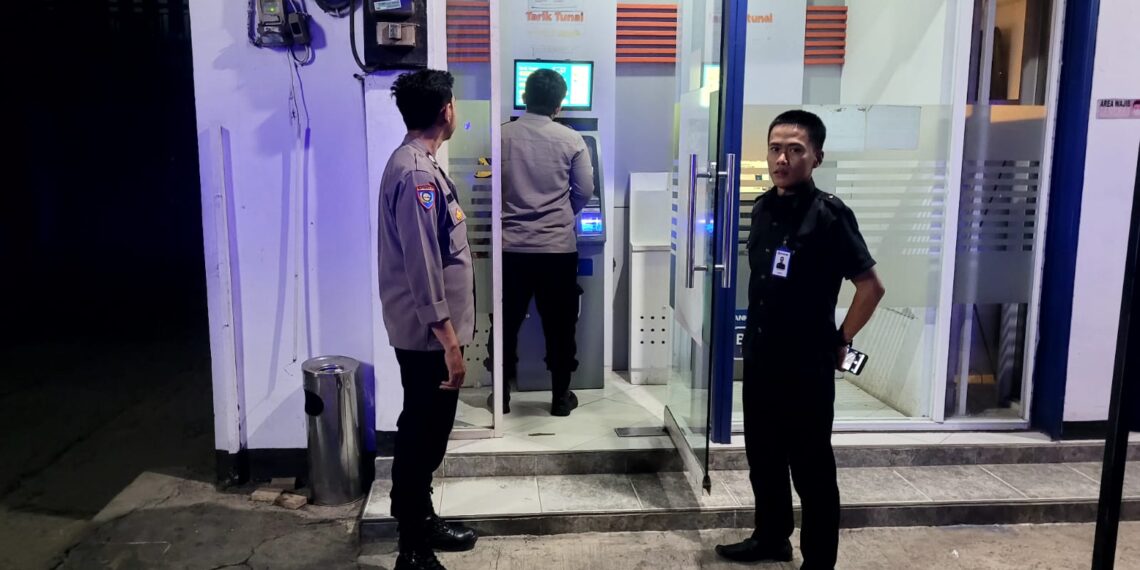 Polisi Polsek Sukalarang Patroli  Malam Hari Kontrol ATM BRI Cegah Kejahatan Perbankan