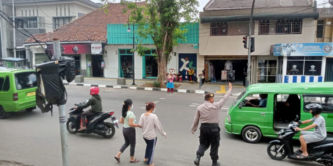 Polsek Gunungpuyuh rutin laksanakan Gatur Siang, Agar Terciptanya Kamseltibcar Lantas disiang hari diwilayah hukum Polsek Gunungpuyuh
