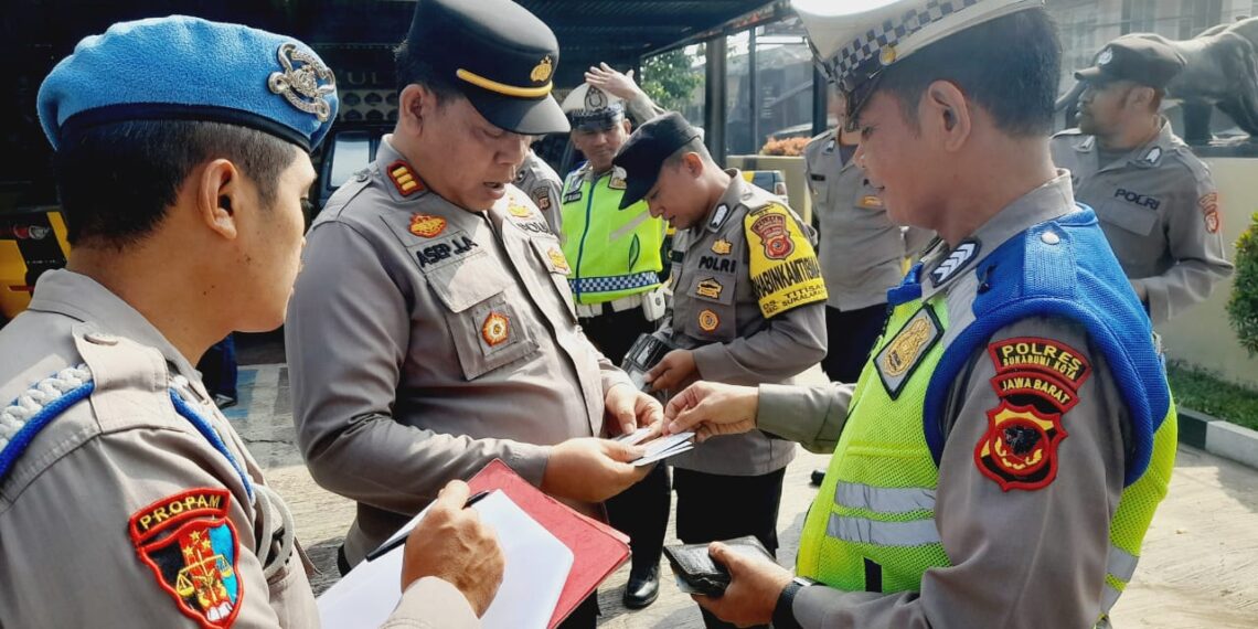 KAPOLSEK SUKALARANG LAKSANAKAN KEGIATAN GAKTIBPLIN KEPADA ANGGOTA POLSEK SUKALARANG