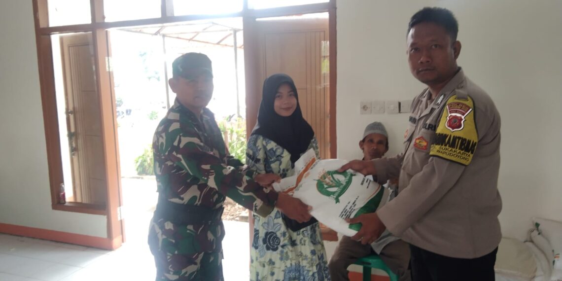 Bhabinkamtibmas Kelurahan Sukakarya Monitoring Pembagian Bansos Beras