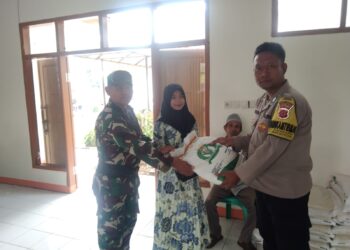 Bhabinkamtibmas Kelurahan Sukakarya Monitoring Pembagian Bansos Beras